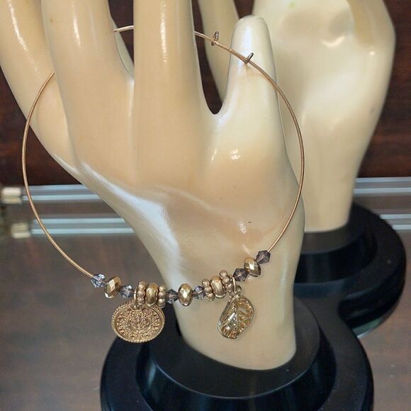 Thin gold wire bangle bracelet with gold leaf & round coin look pendants - Picture 1 of 4